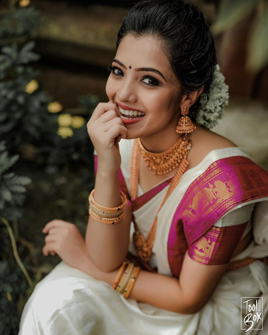 Smart White Soft Silk Saree With Lagniappe Blouse Piece