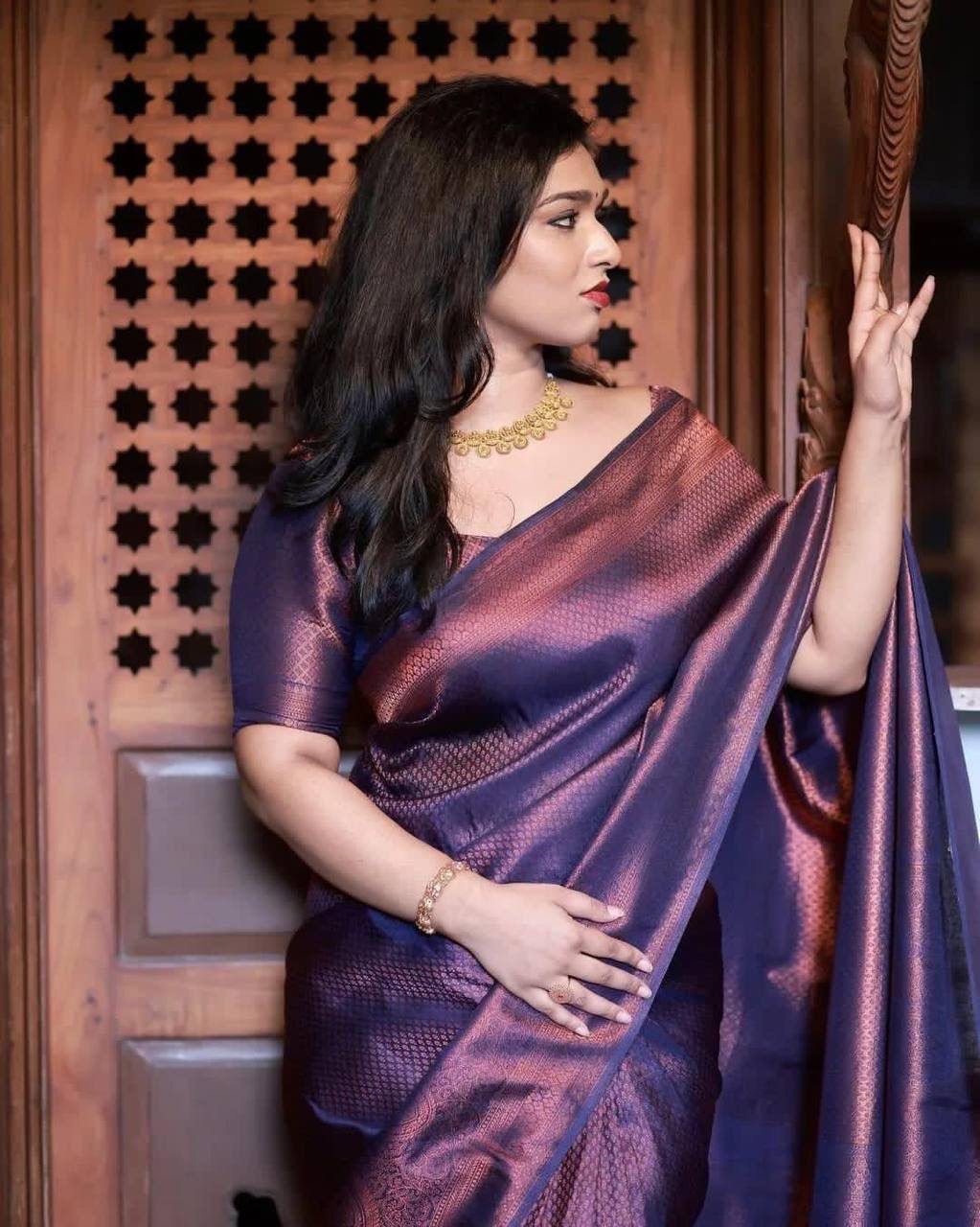 Evanescent Navy Blue Soft Silk Saree With Dulcet Blouse Piece