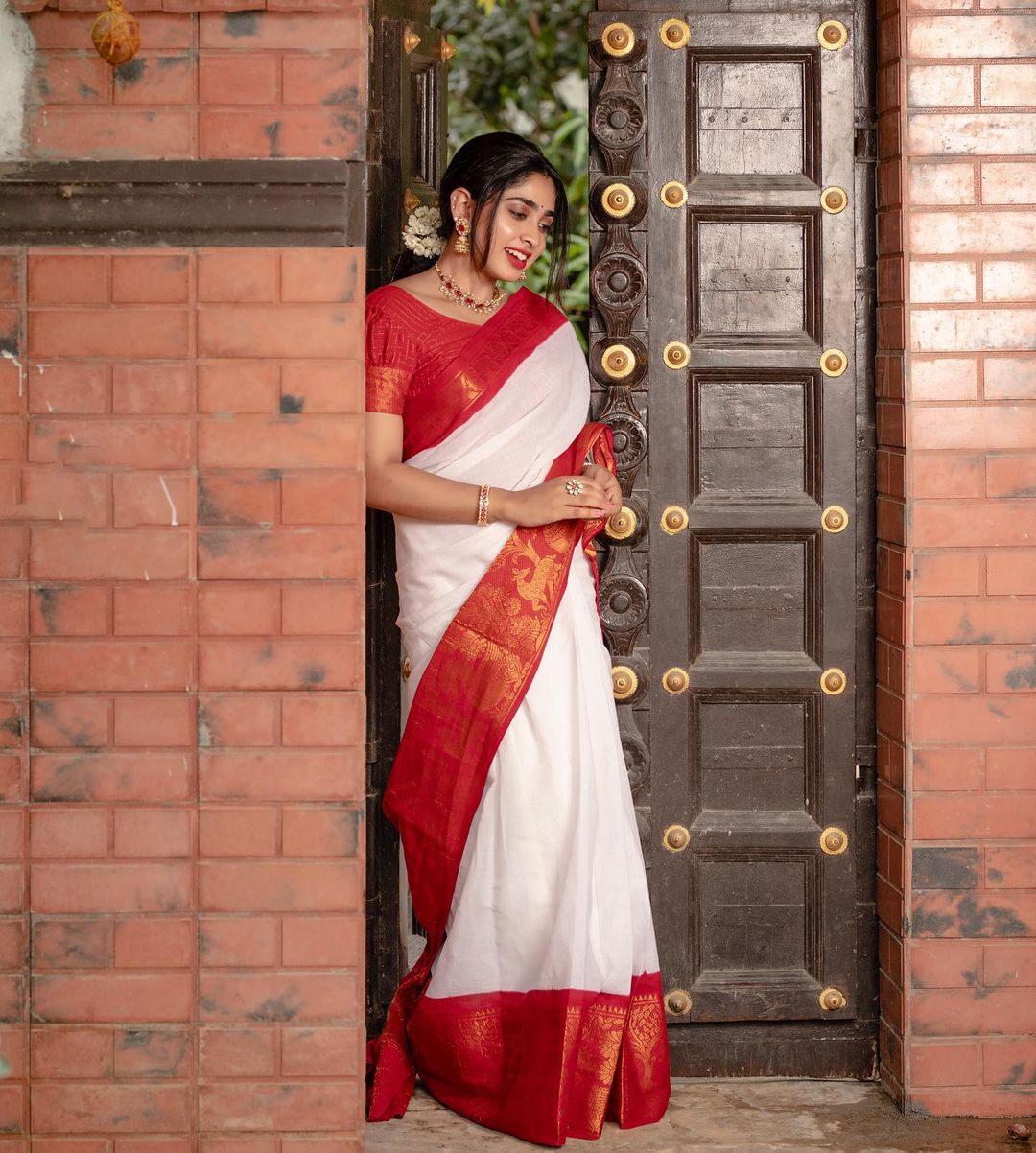 Charming White Soft Silk Saree With Symmetrical Blouse Piece