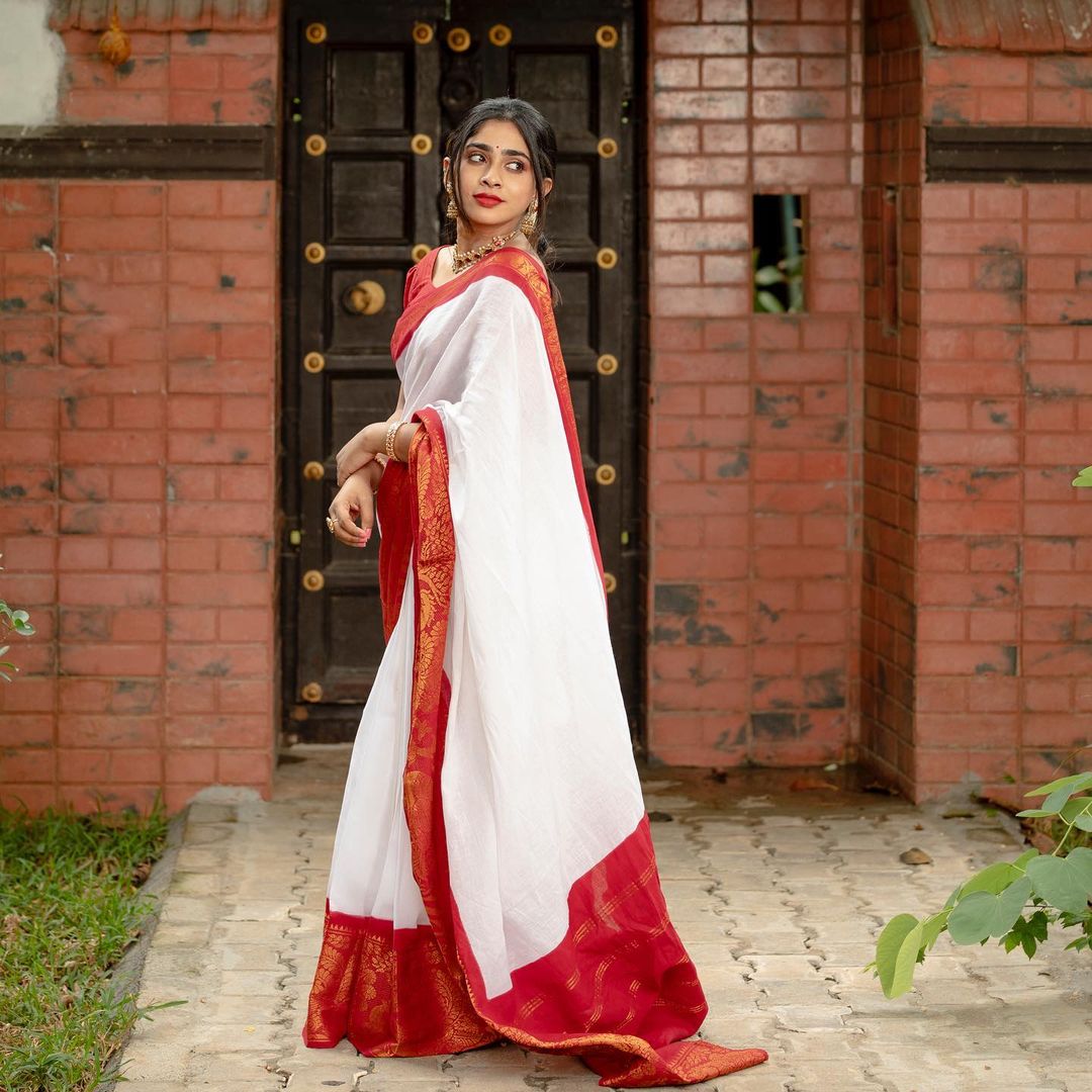 Charming White Soft Silk Saree With Symmetrical Blouse Piece