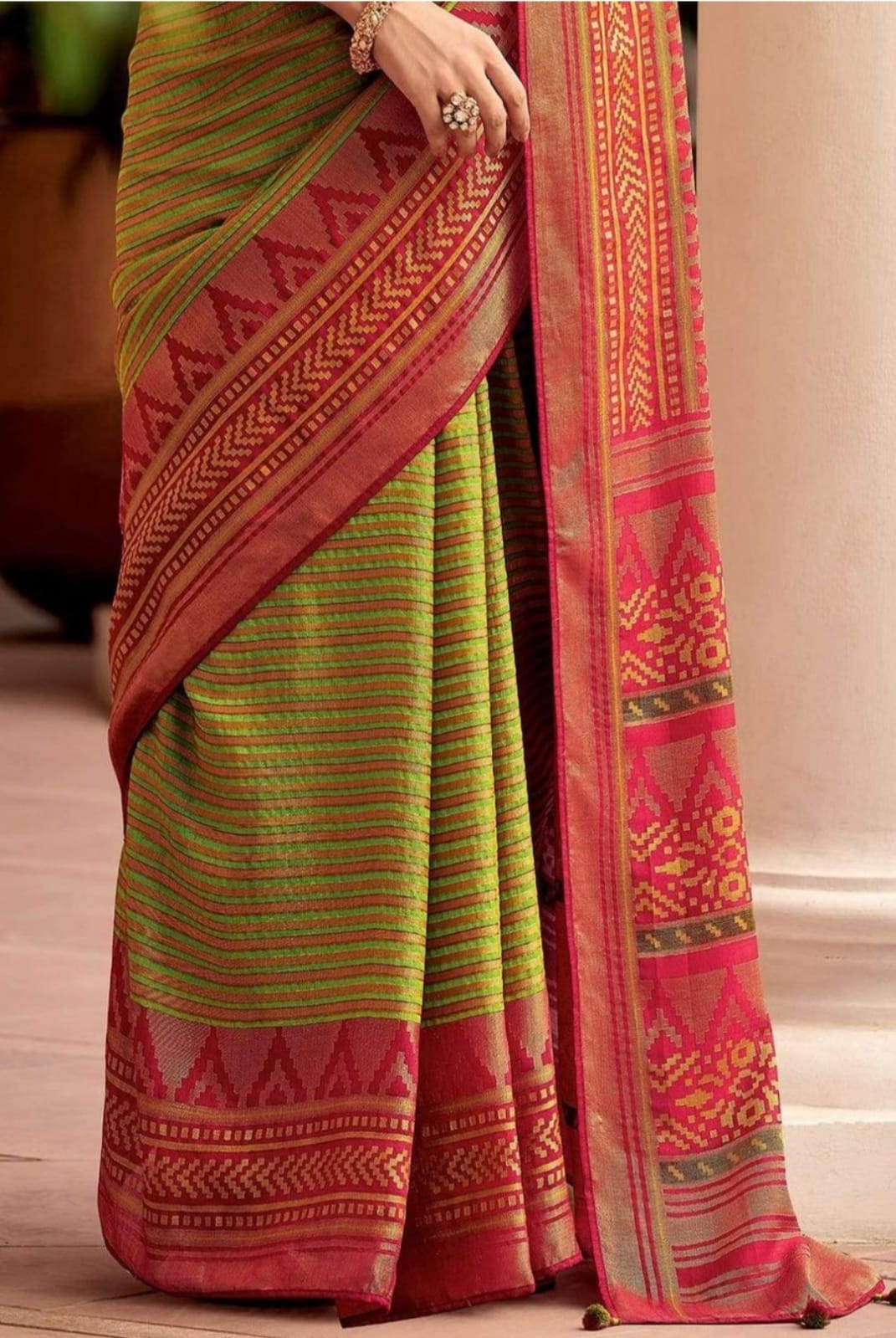 Eye-catching Mehndi Soft Silk Saree With Prettiest Blouse Piece