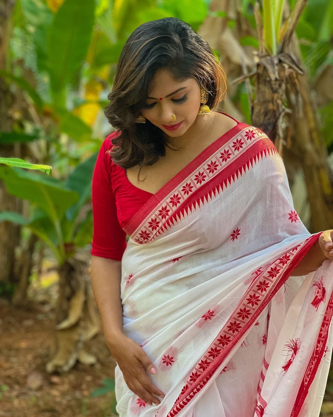 Embellished White Cotton Silk Saree With Refreshing Blouse Piece