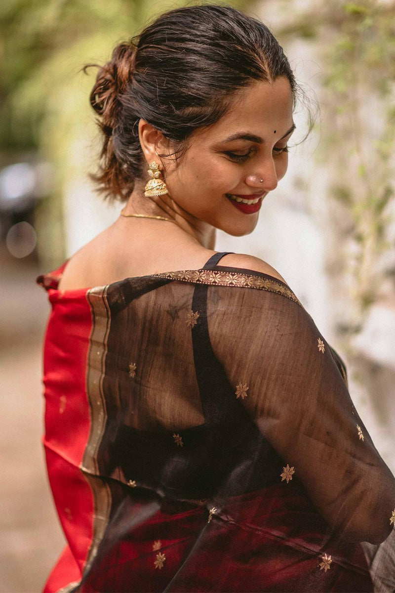 Mesmeric Red Cotton Silk Saree With Invaluable Blouse Piece