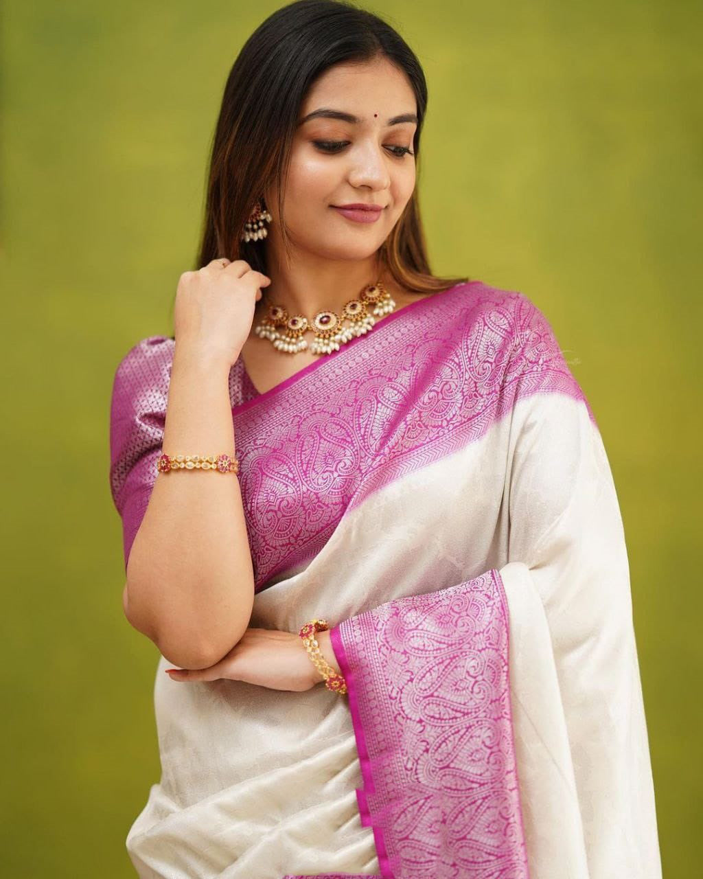 Tremendous White Soft Silk Saree With Scrumptious Blouse Piece