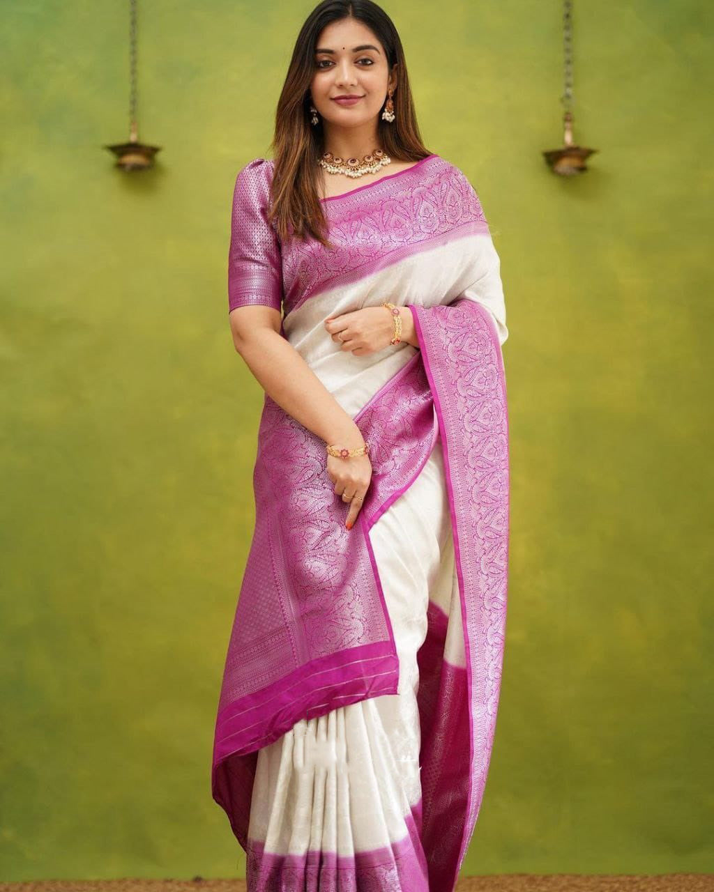 Tremendous White Soft Silk Saree With Scrumptious Blouse Piece