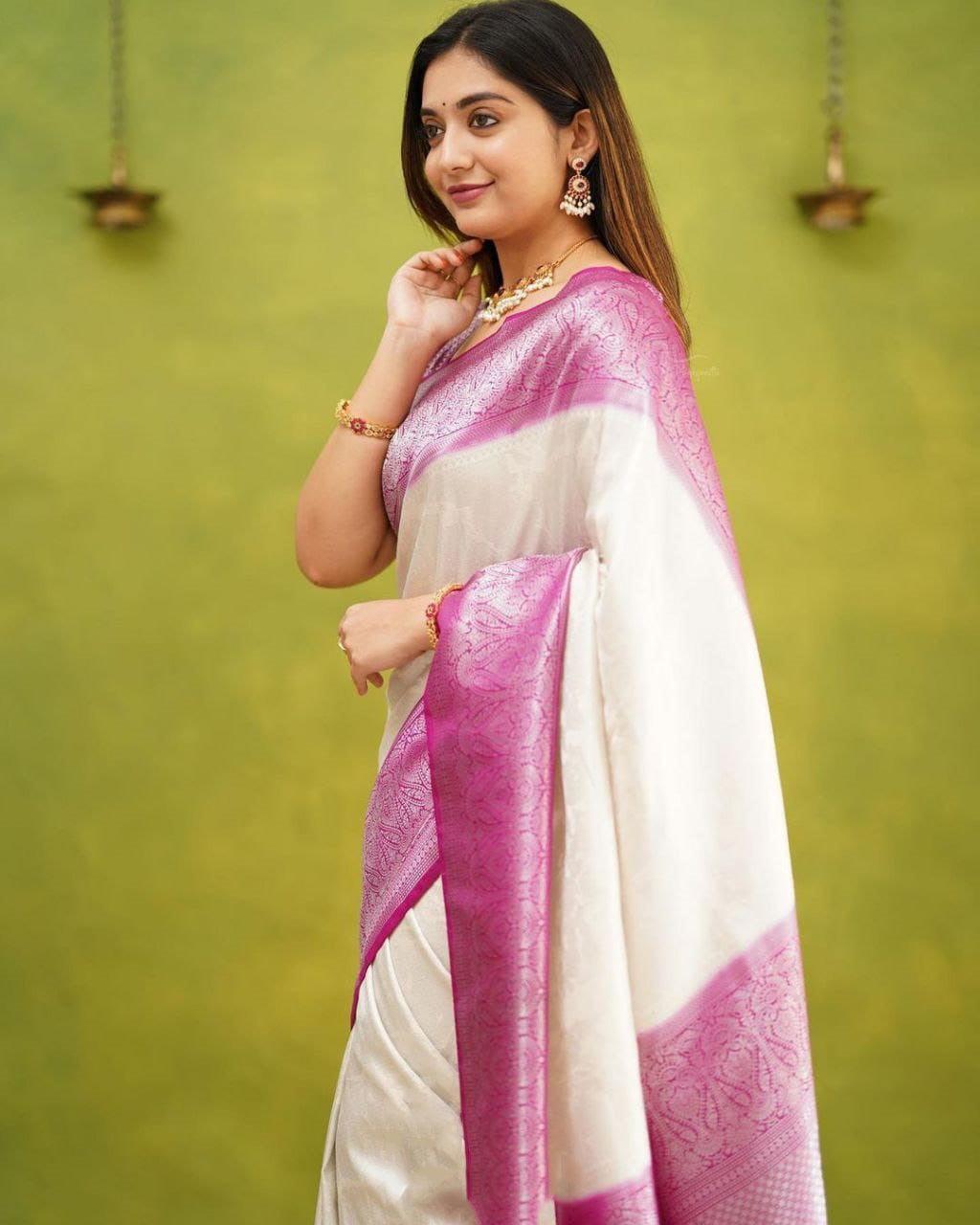 Tremendous White Soft Silk Saree With Scrumptious Blouse Piece