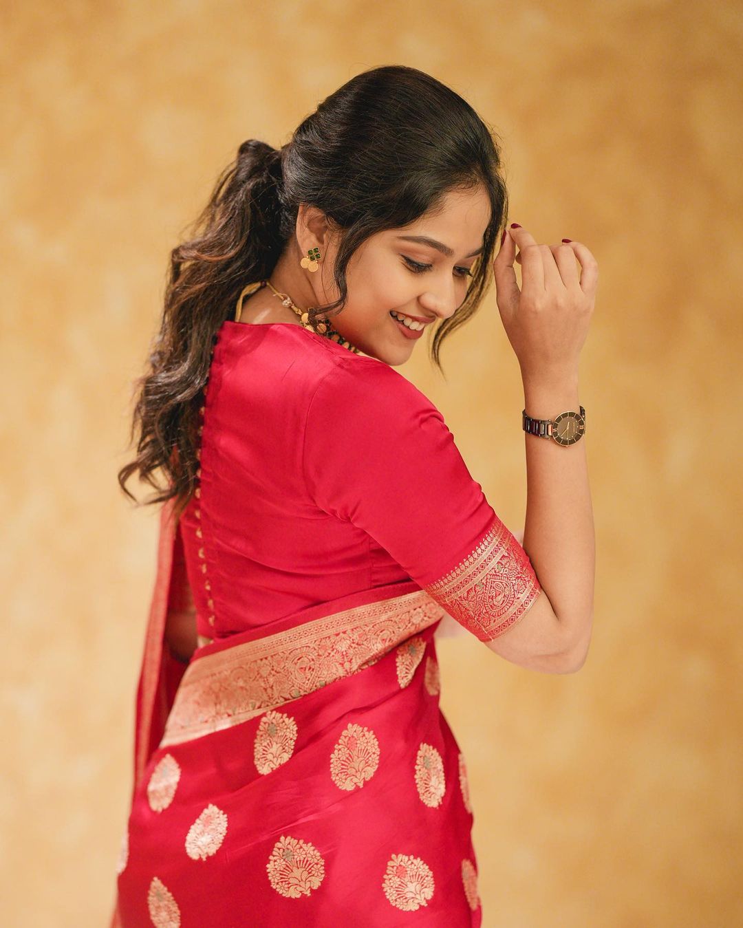 Marvellous Red Soft Silk Saree With Engaging Blouse Piece