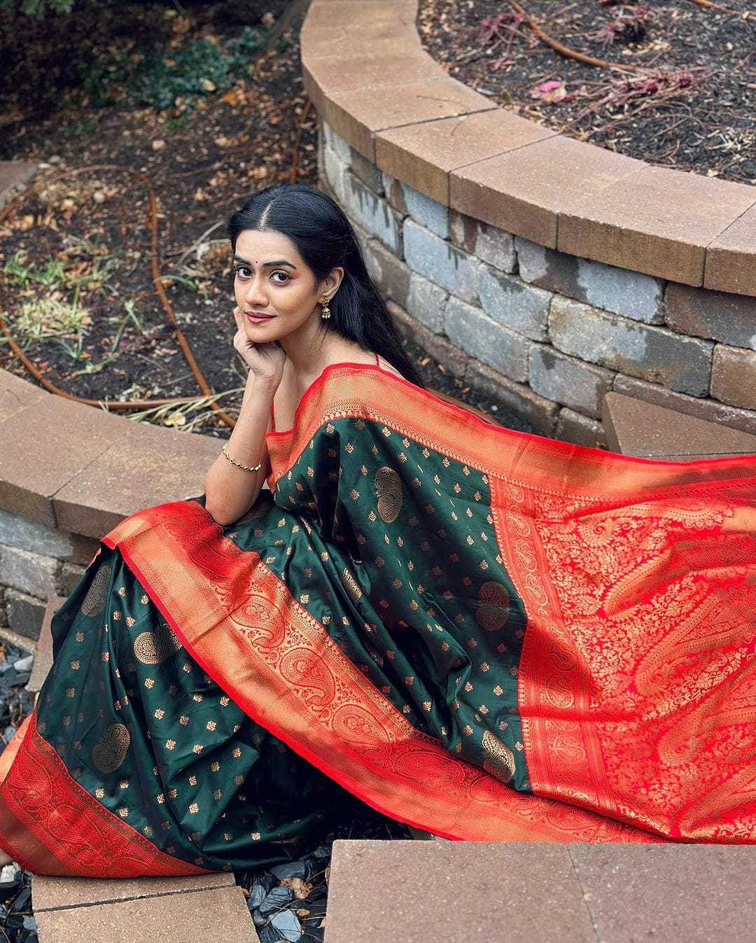 Enthralling Dark Green Soft Silk Saree With Exuberant Blouse Piece