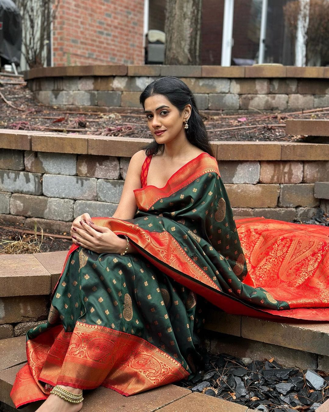 Enthralling Dark Green Soft Silk Saree With Exuberant Blouse Piece