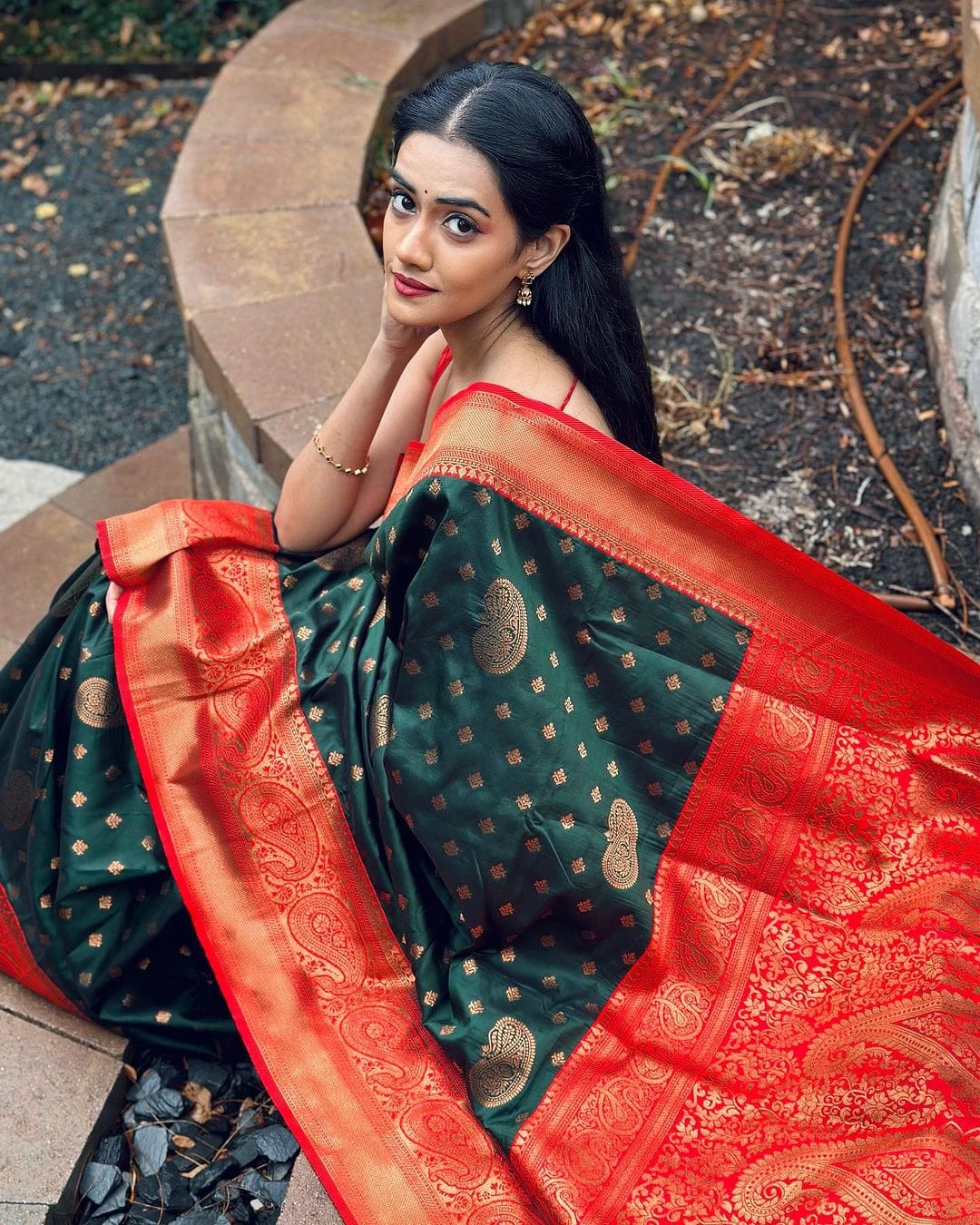 Enthralling Dark Green Soft Silk Saree With Exuberant Blouse Piece