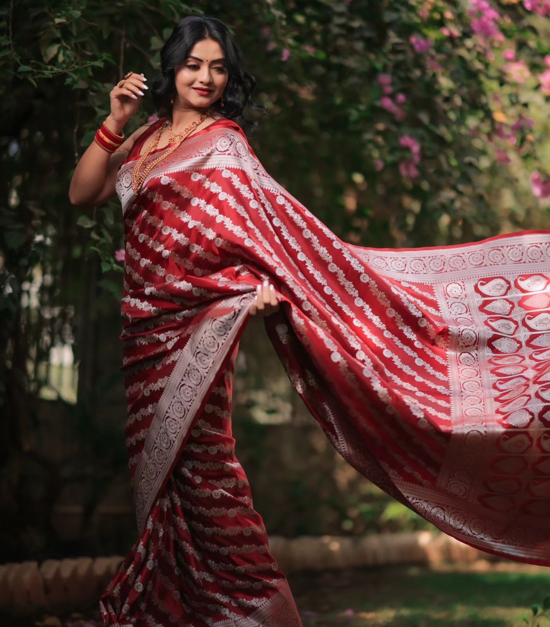 Evanescent Red Soft Silk Saree With Evanescent Blouse Piece