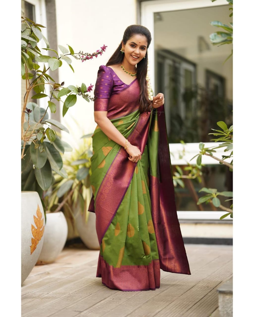 Gratifying Green Soft Silk Saree With Sensational Blouse Piece