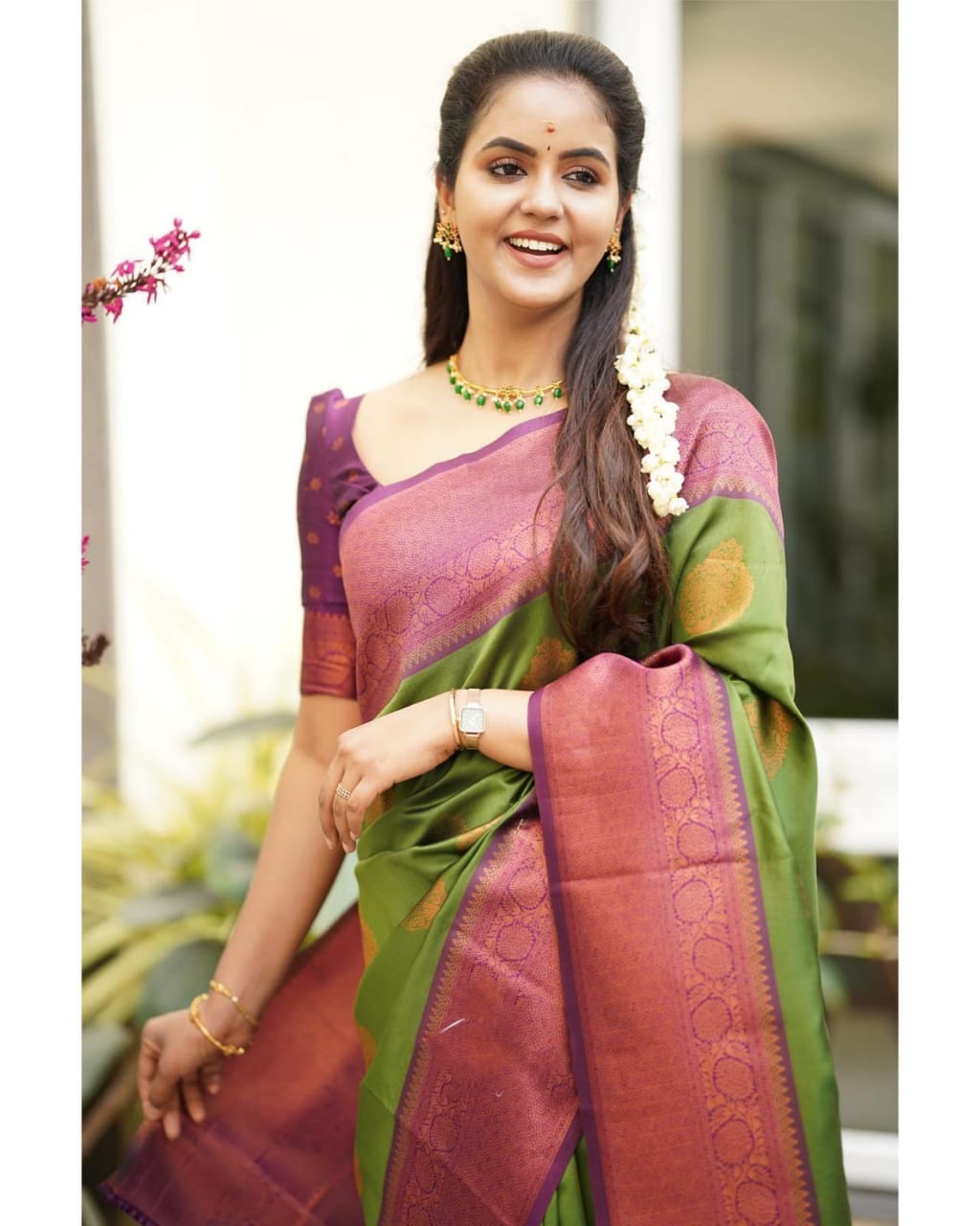 Gratifying Green Soft Silk Saree With Sensational Blouse Piece