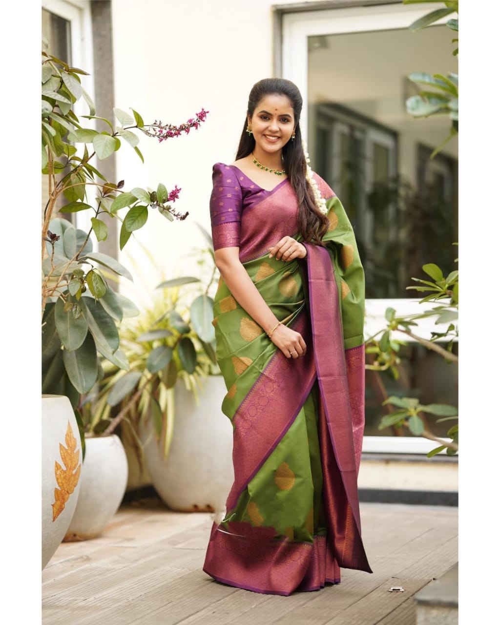 Gratifying Green Soft Silk Saree With Sensational Blouse Piece