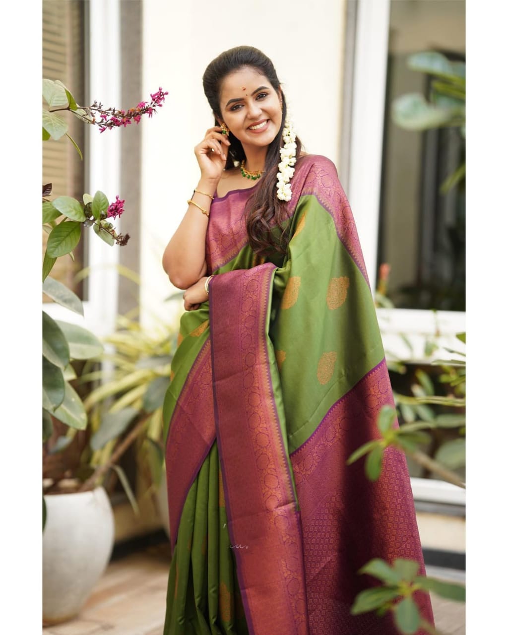 Gratifying Green Soft Silk Saree With Sensational Blouse Piece