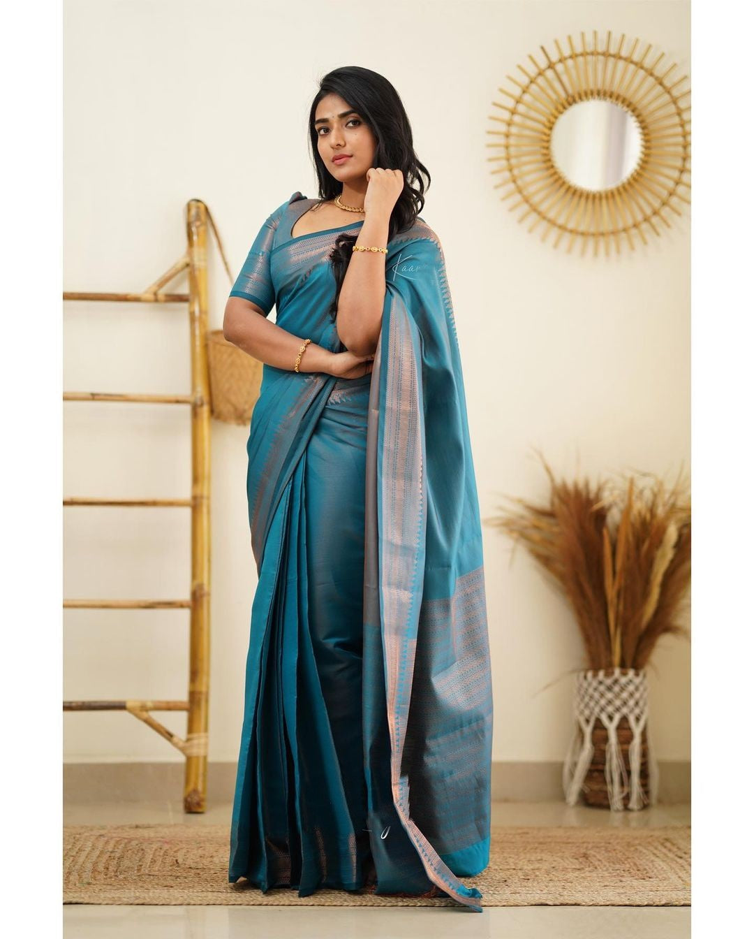 Murmurous Firozi Soft Silk Saree With Resplendent Blouse Piece