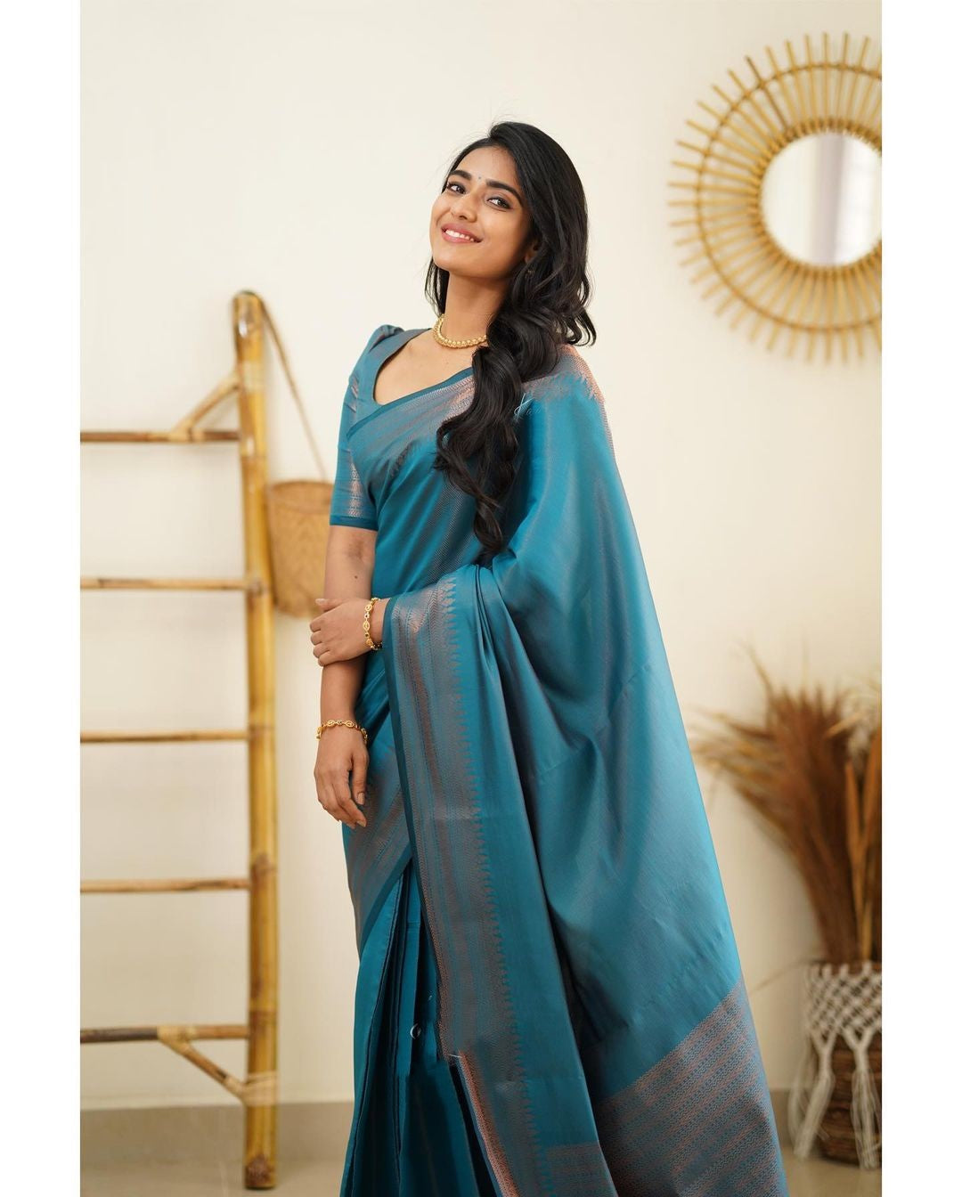 Murmurous Firozi Soft Silk Saree With Resplendent Blouse Piece