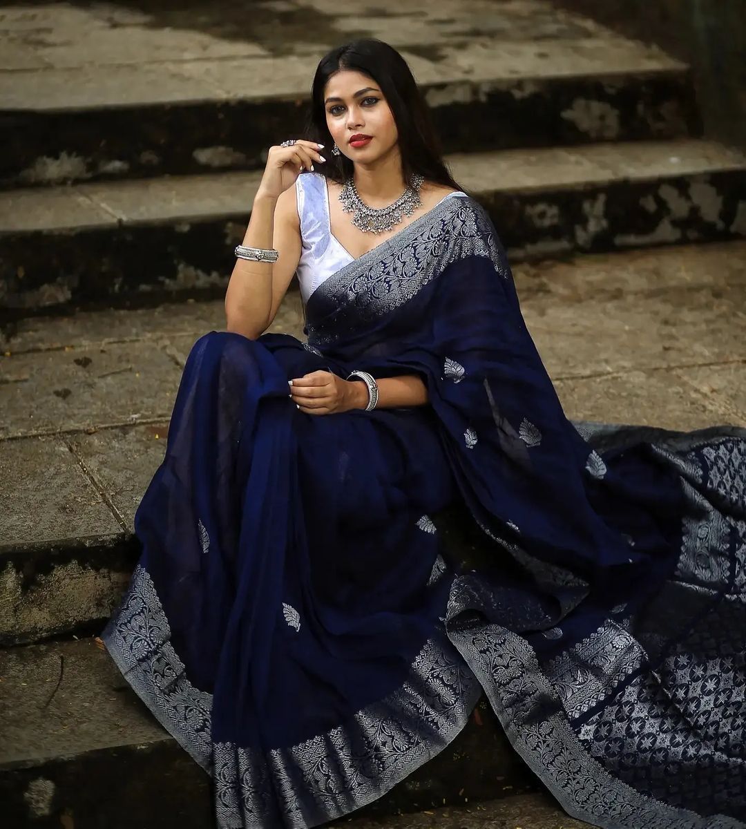 Magnetic Navy Blue Soft Banarasi Silk Saree With Mesmeric Blouse Piece