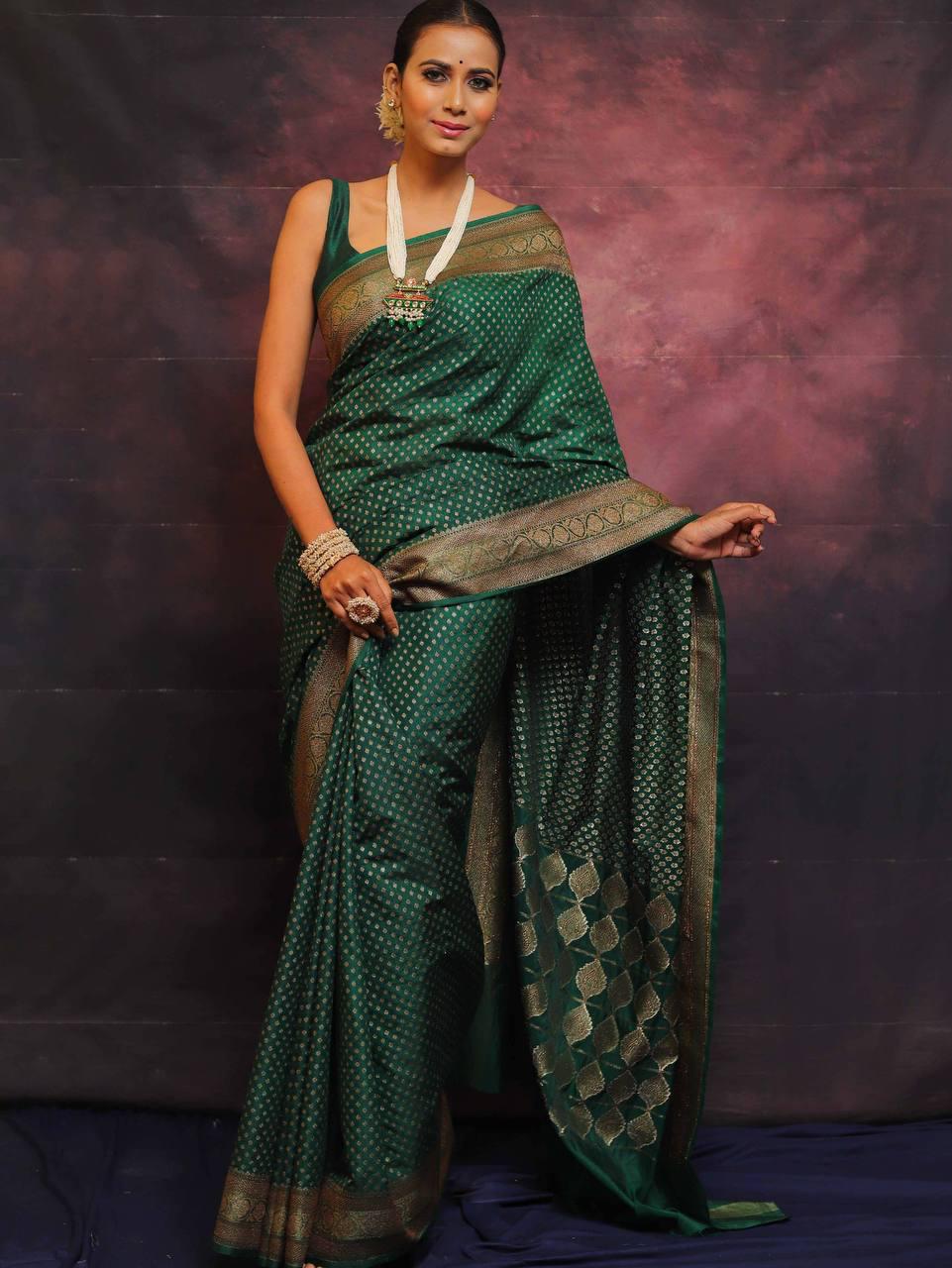 Admirable Dark Green Soft Silk Saree With Entrancing Blouse Piece