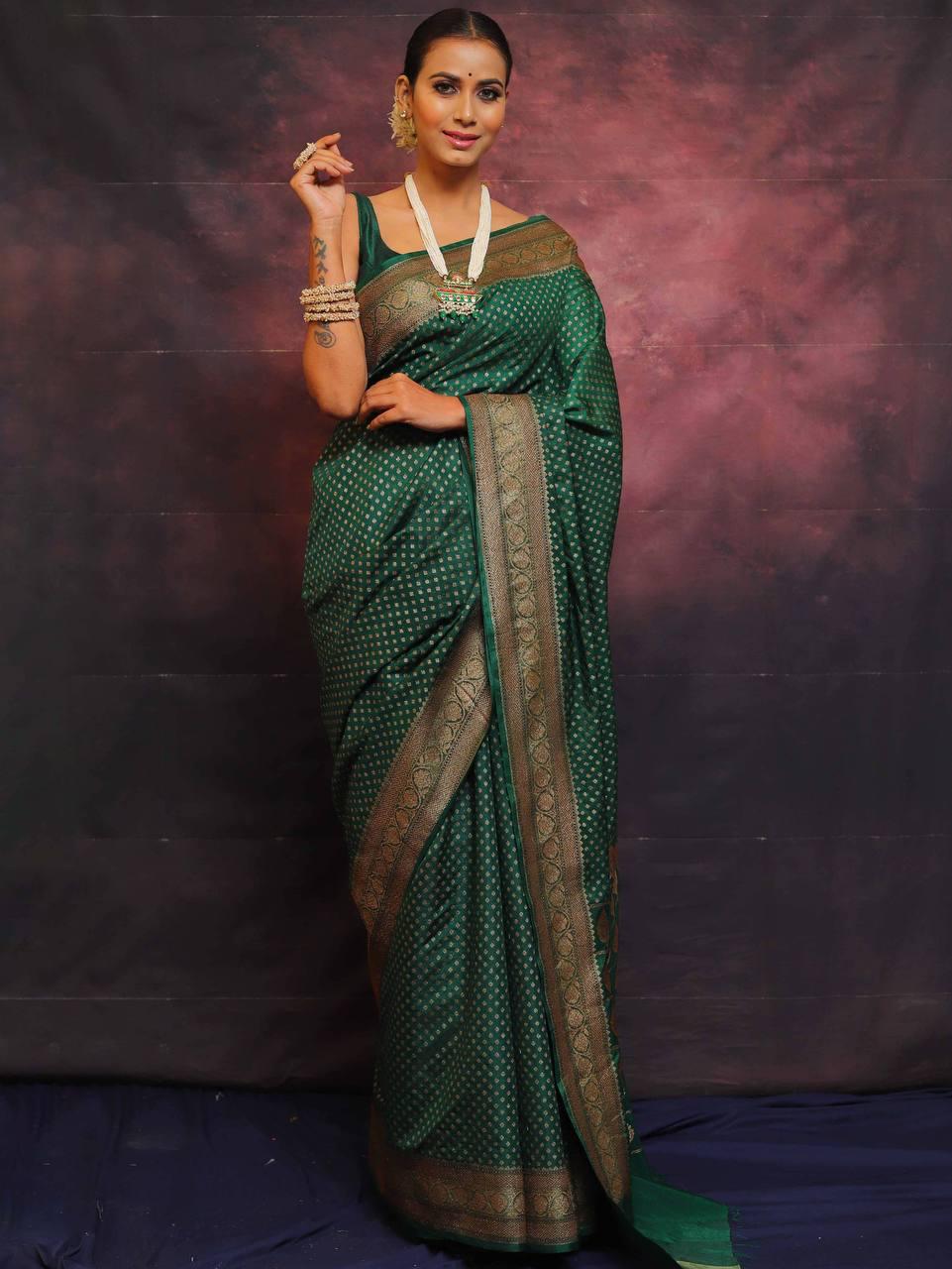 Admirable Dark Green Soft Silk Saree With Entrancing Blouse Piece