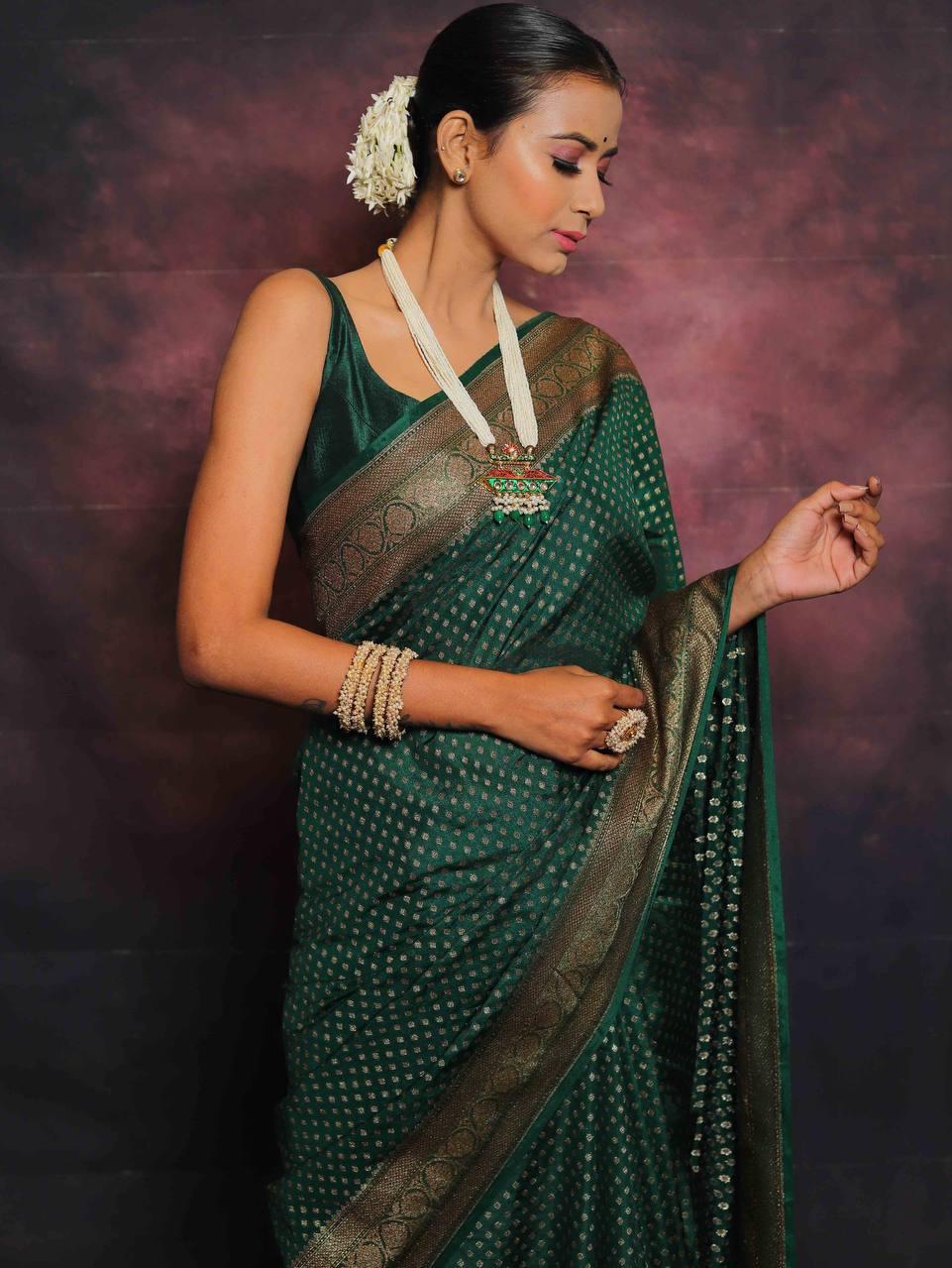 Admirable Dark Green Soft Silk Saree With Entrancing Blouse Piece