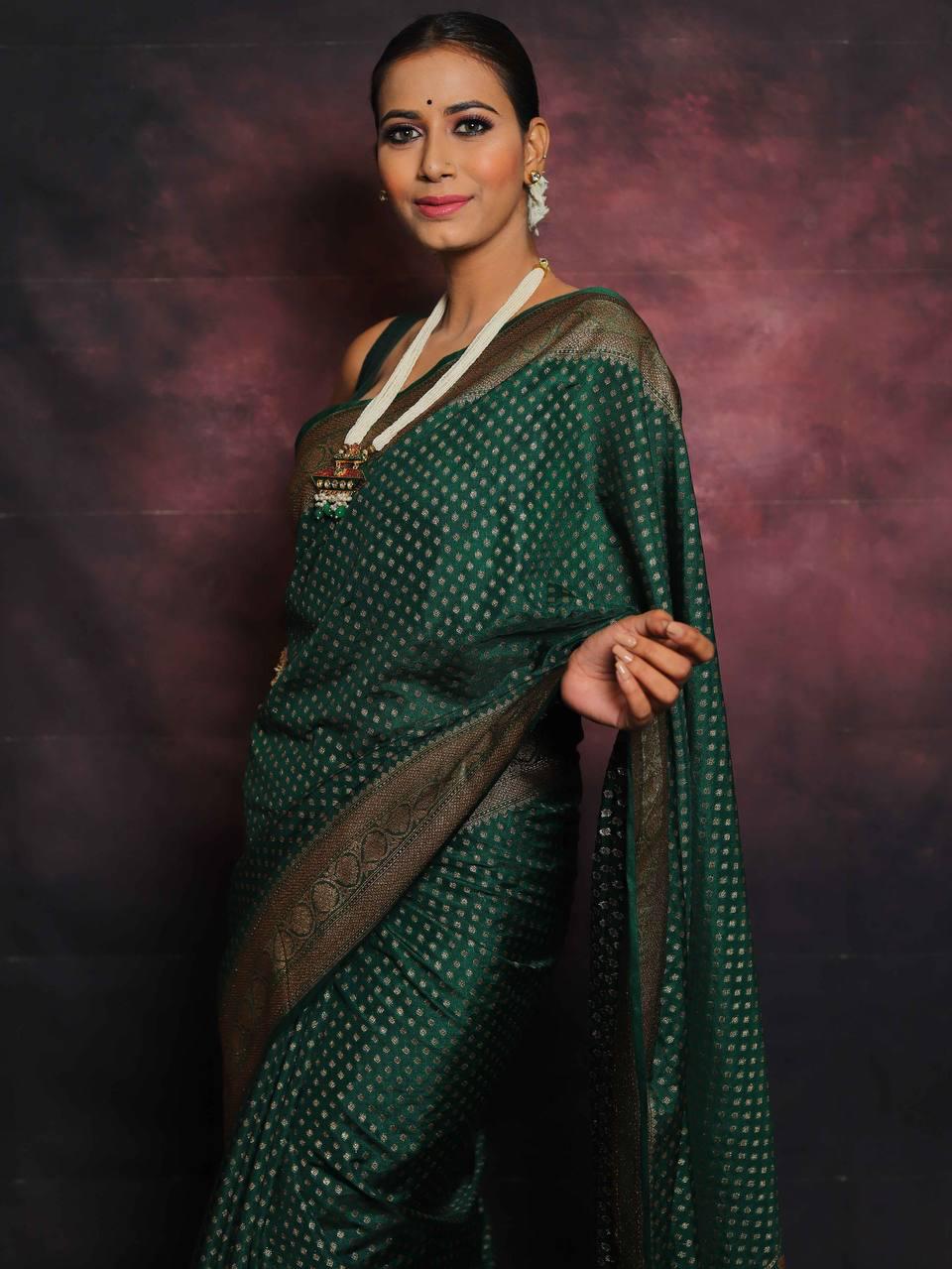 Admirable Dark Green Soft Silk Saree With Entrancing Blouse Piece