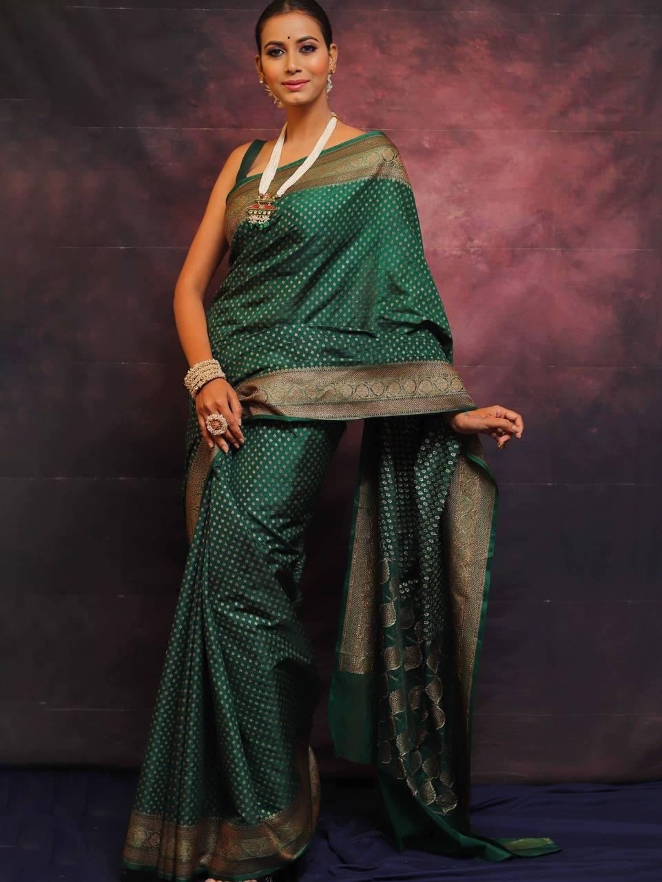 Admirable Dark Green Soft Silk Saree With Entrancing Blouse Piece