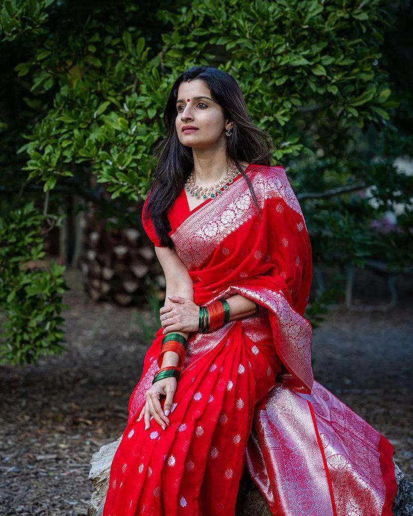 Mellifluous Red Cotton Silk Saree With Diaphanous Blouse Piece