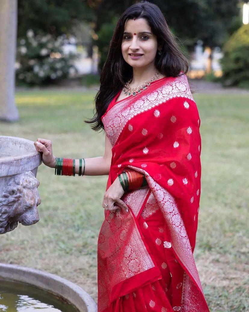 Mellifluous Red Cotton Silk Saree With Diaphanous Blouse Piece